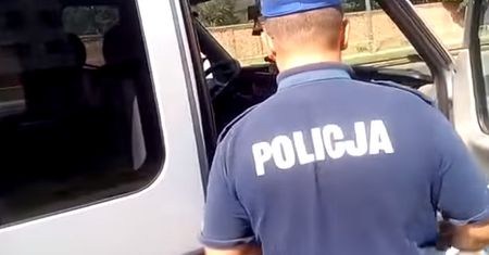 Rowerzysta na filmie chwali się lekcją daną drogówce. Policjant odpowiada