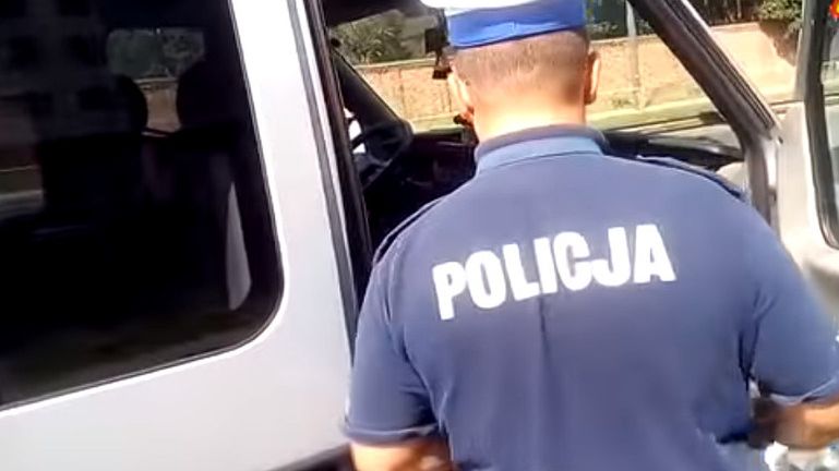 Autor filmu zakrył twarzy policjanta, z którym rozmawiał.