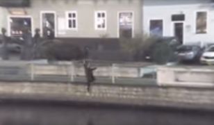 Pijany Hiszpan wpadł do lodowatej Brdy. Na ratunek ruszyli policjanci