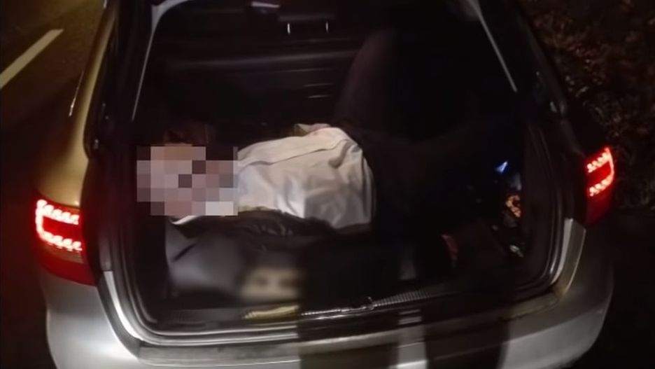 Łatwo wyobrazić sobie, jaki los spotkałby czwartego pasażera w razie uderzenia w tył auta.