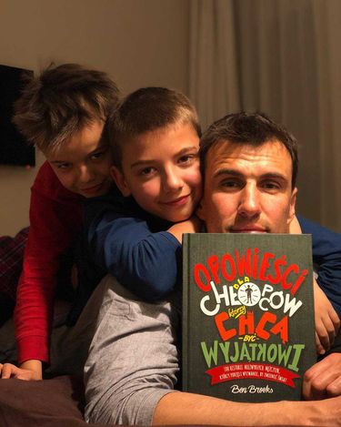 Co Jarosław Bieniuk czyta synom?