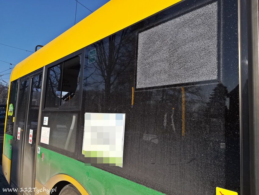 Policja szuka sprawcy, który ostrzelał trolejbus w Tychach