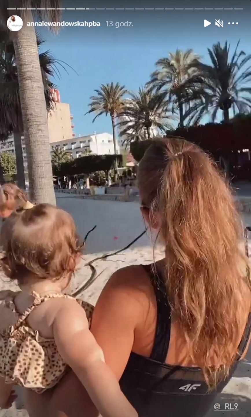 Anna i Robert Lewandowscy ćwiczą na plaży w Hiszpanii