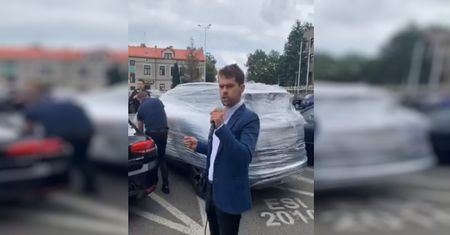 Samochód prezydenta Sieradza owinięty folią. Akcja lidera nowej partii