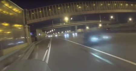 Motocyklista uratował niedoszłego samobójcę. Dramatyczne nagranie