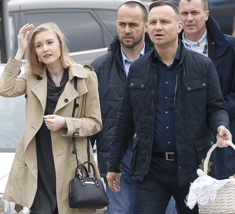 Kinga Duda z ojcem na święceniu pokarmów w Krakowie