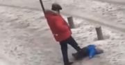 Wstrząsające nagranie. Kopał dziecko, bo nie mogło wstać z oblodzonego chodnika