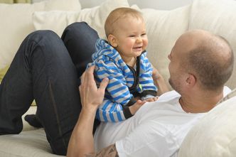 Ubezpieczyciel ma propozycję dla ojców: dodatkowy, 6-tygodniowy urlop. Eksperci: firmy idą w socjal, bo muszą