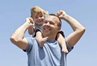 Urlop ojcowski coraz popularniejszy. Podali, ile osób skorzystało