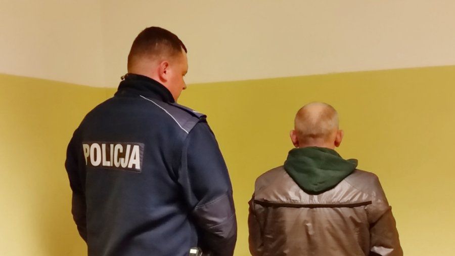 Policjant z zatrzymanym mężczyzną