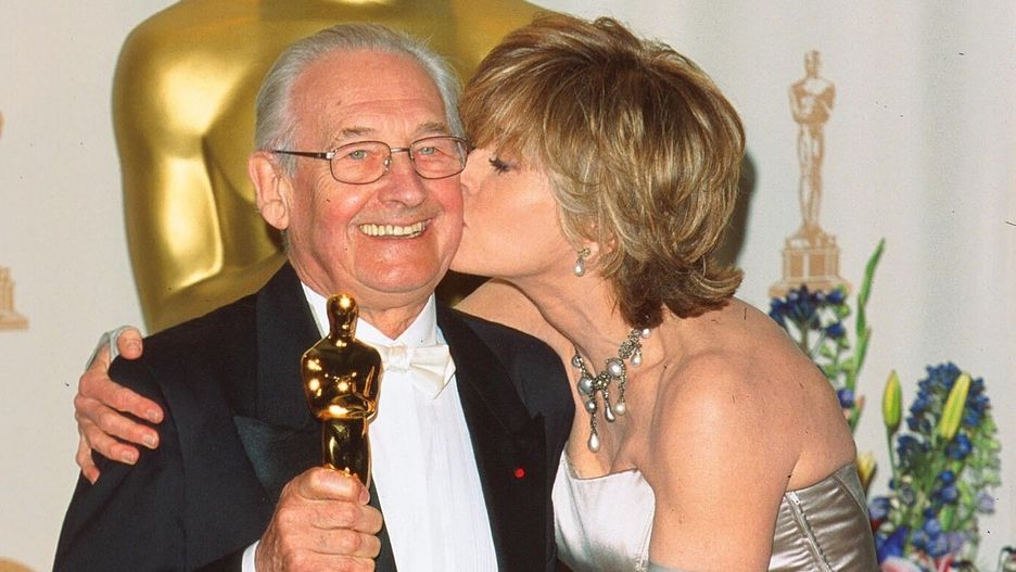 Andrzej Wajda i Jane Fonda po odebraniu Oscara za całokształt twórczości, 2000 r.