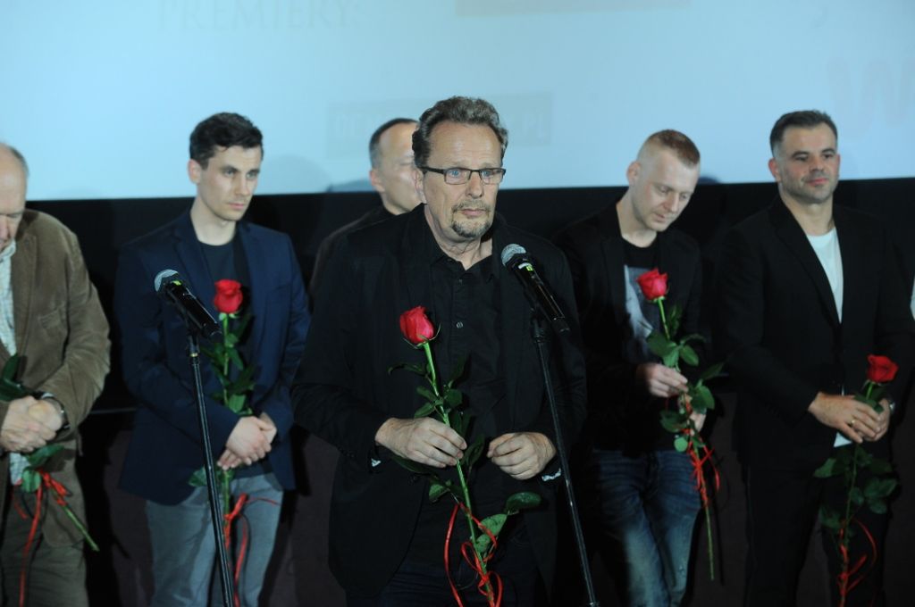 Twórcy na uroczystej premierze filmu Adama Sikory pt. "Autsajder”. Film w kinach od 13 grudnia