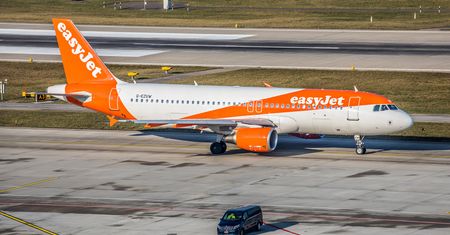 Samolot musiał awaryjnie lądować. 7 pasażerów wyleciało z airbusa