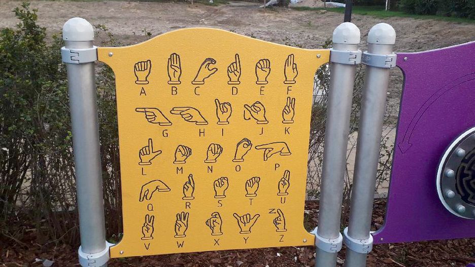 Zamieszczonym na tablicy alfabetem posługują się osoby głuche m.in. w USA