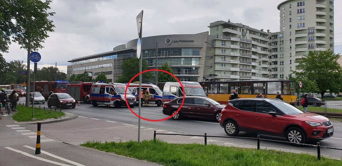 Ochota. Groźny wypadek na Grójeckiej. Ogromny korek i utrudnienia