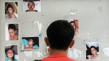 Zdjęcia rannych na szpitalnej ścianie