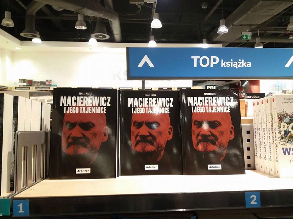 W salonie empiku w Lublinie  tajemnice Antoniego Macierewicza znalazły się na pierwszym miejscu bessellerów. 