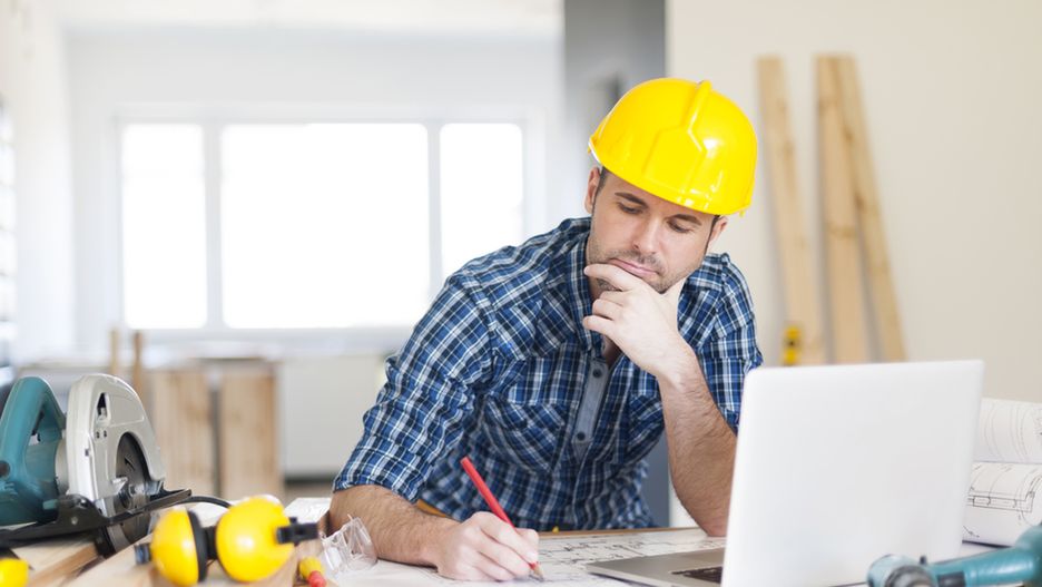Inżynier pracuje nad projektem budowy