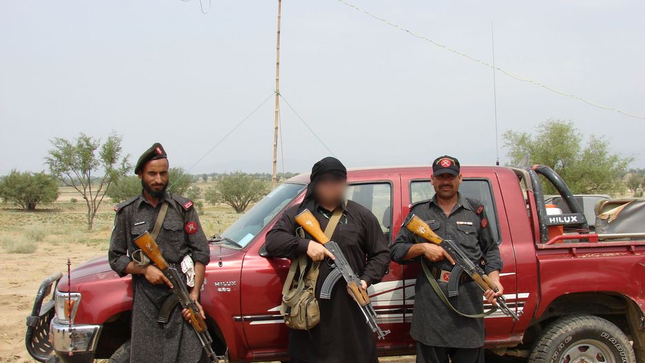 Polski kontraktor "Biały" z ochotnikami z Frontier Constabulary (Pakistan)