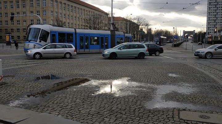 Do wykolejenia tramwaju doszło w piątek, około godziny 15:30 przy placu Grunwaldzkim.