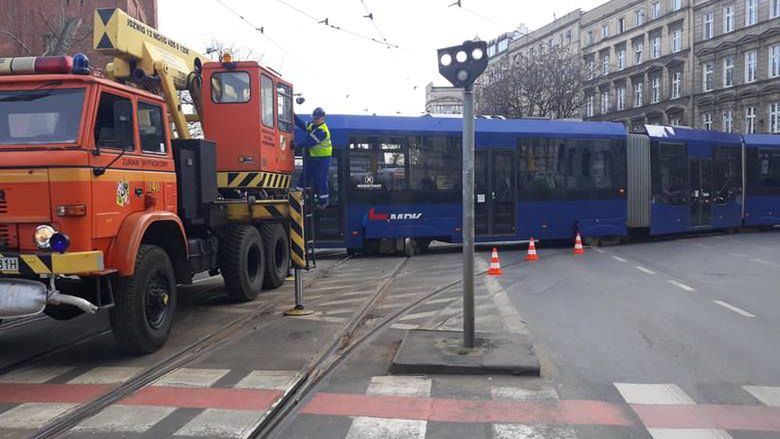 Wrocław: wykolejenie tramwaju w centrum, są utrudnienia drogowe.