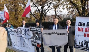 Demonstracja ws. reparacji pod KPRM. Ostre słowa o polskim rządzie