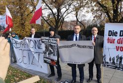 Demonstracja ws. reparacji pod KPRM. Ostre słowa o polskim rządzie
