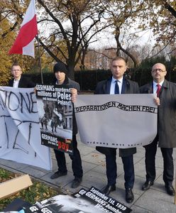 Demonstracja ws. reparacji pod KPRM. Ostre słowa o polskim rządzie