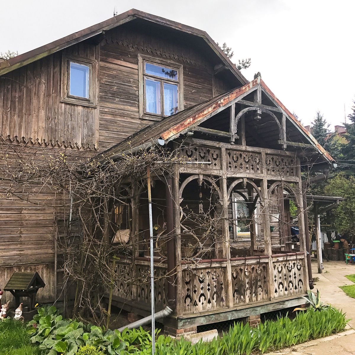 Przy bocznych uliczkach kryją się architektoniczne perełki, schowane gdzieś między pniami sosen albo wciśnięte w niepozorne podwórka, jak ta willa 