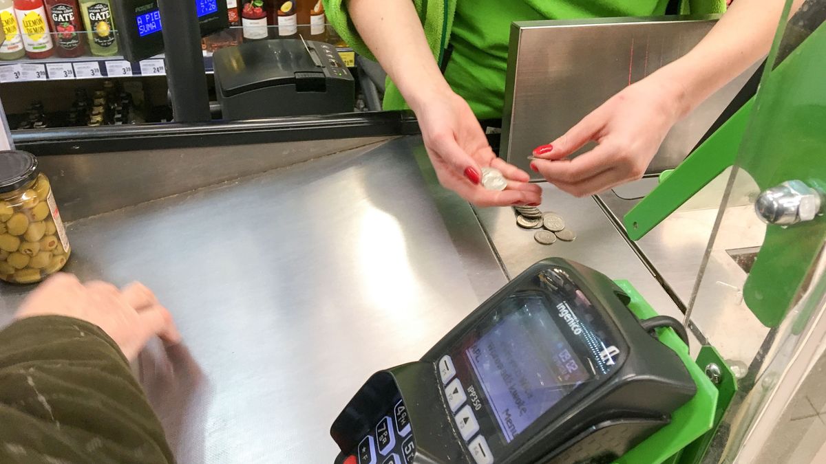 Według serwisu Wynagrodzenia.pl mediana zarobków kasjera to 2,6 tys. zł brutto/m-c. Z kolei średnie wynagrodzenie programisty to 6,9 tys. zł brutto/m-c.