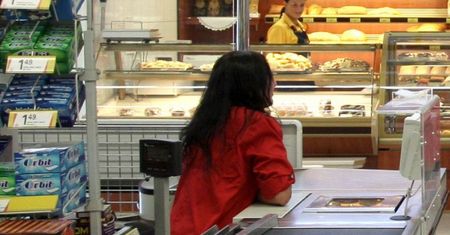 Zdejmij biustonosz, okabluj się i idź pracować. Wszystko w dobrej wierze. Przecież dbamy o twój komfort