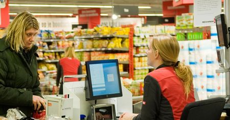 Usłyszała, że dobrze płacą w dyskoncie. Nie wstydzi się pracy na kasie