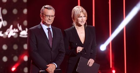 Grażyna Torbicka: garnitur z bardzo głębokim wycięciem na uroczystej gali