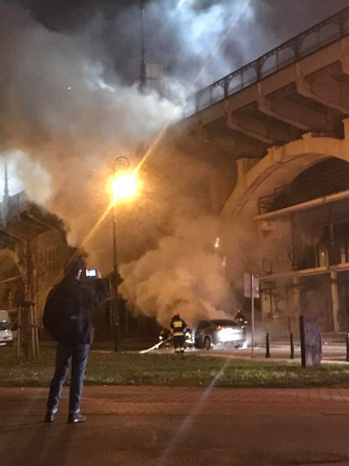 Pożar auta pod mostem Poniatowskiego. Zapłonęła komora silnika