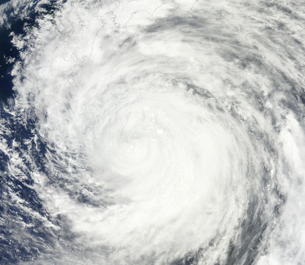 Tajfun Yutu uderzył w Filipiny. Bardzo porywisty wiatr, wiele zniszczeń, masowe ewakuacje