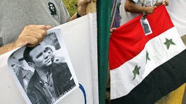 Pacyfiści trzymają zdjęcie Meji protestując przeciwko skazaniu go za dezercję