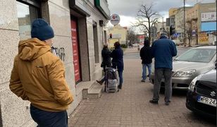 Koronawirus. Kolejki w sklepach w całej Polsce. Klienci zachowują 1,5-metrowe odstępy od siebie