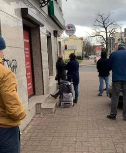 Koronawirus. Kolejki w sklepach w całej Polsce. Klienci zachowują 1,5-metrowe odstępy od siebie