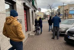 Koronawirus. Kolejki w sklepach w całej Polsce. Klienci zachowują 1,5-metrowe odstępy od siebie