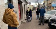 Koronawirus. Kolejki w sklepach w całej Polsce. Klienci zachowują 1,5-metrowe odstępy od siebie