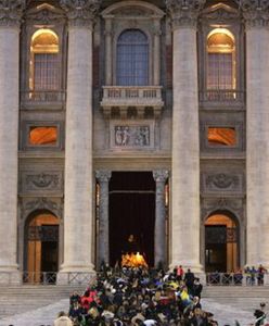 Najdłuższa kolejka świata - 400 tysięcy wiernych żegna papieża