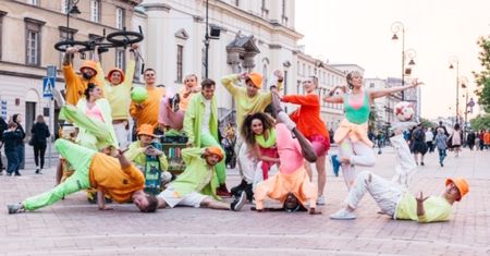 Modowy performance na ulicach Warszawy