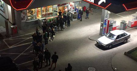 Kolejka jak za komuny. W niedzielę bez handlu ludzie szturmowali stację