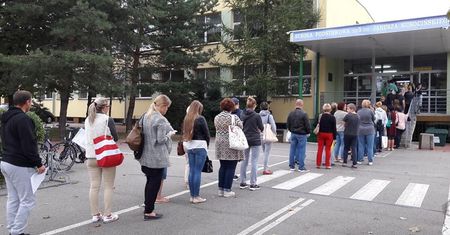 Pokaźna kolejka po obiady dla dzieci. Wiemy, dlaczego rodzice stali przed szkołą od 4 rano