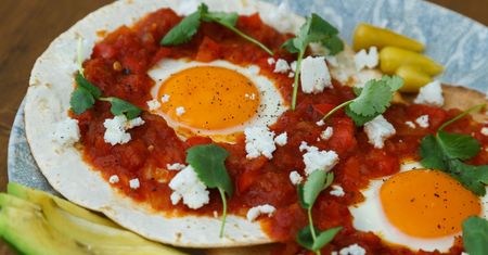 Huevos rancheros, czyli jajka po ranczersku. Solidne śniadanie
