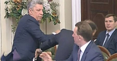 Pięści poszły w ruch. Bitwa w parlamencie
