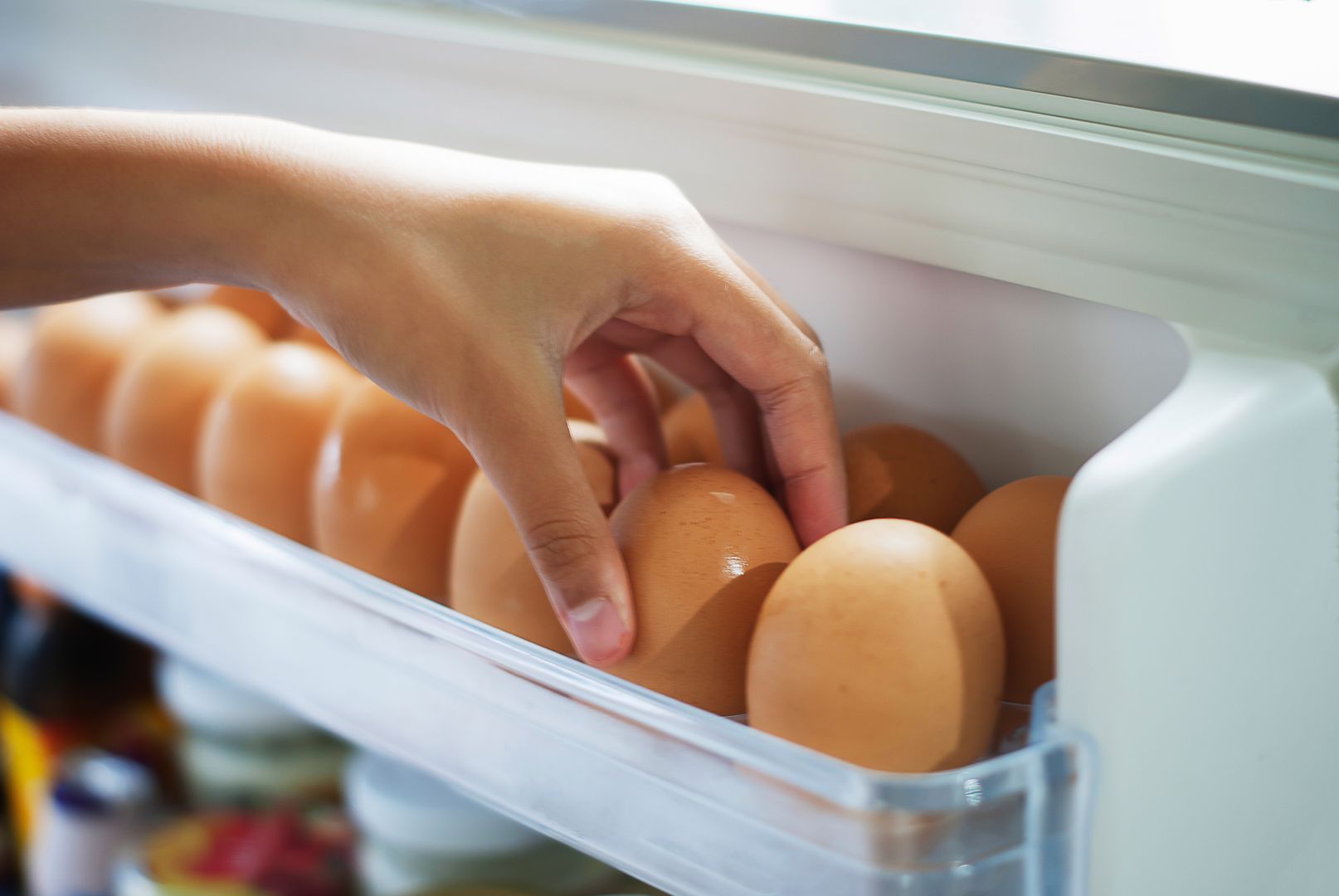 Gdzie trzymać jajka w lodówce? Większość z nas wybiera najgorsze miejsce