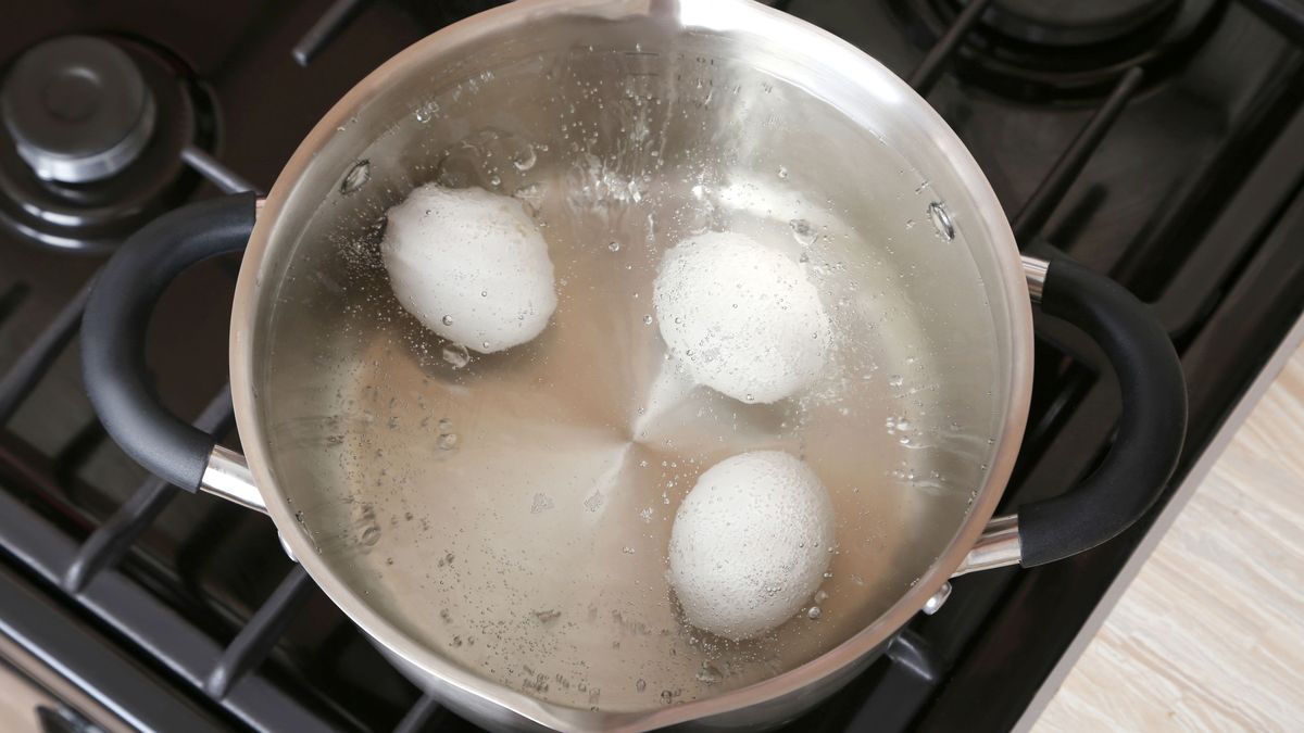 Jajka gotowane na twardo w garnku