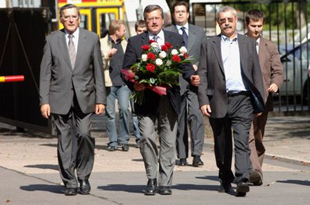 B. działacze "S" złożyli kwiaty na grobie Kuronia