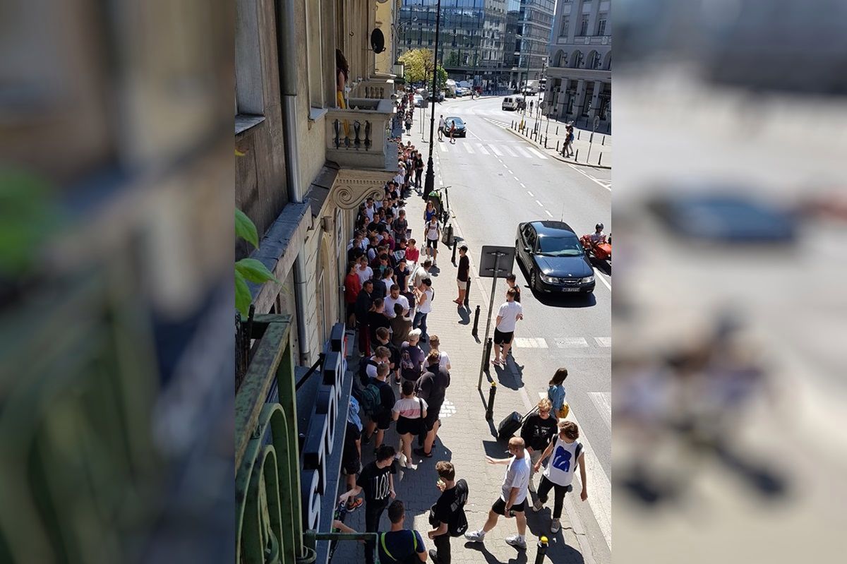 Upał im nie przeszkadza. Fani Harry'ego Pottera stoją w kolejce pod sklepem z butami